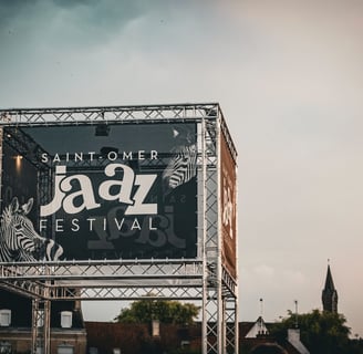 un grand panneau indiquant le festival de jazz de saint - omer