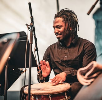 Un percussionniste de jazz dans un festival dans les Hauts de France