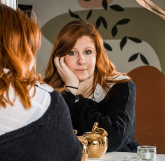 Portrait d'une femme rousse reflétée dans un miroir