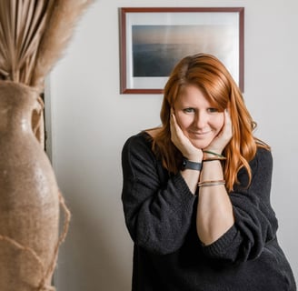 Portrait d'une femme rousse pour une séance photo institutionnelle