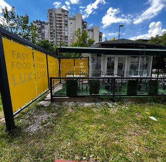 Rekonstrukcija ograde u bašti Fast Fooda LUX