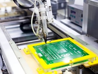 Omini: Discover the PCB manufacturing process, ensuring precision and quality.