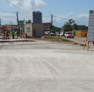 Vue des travaux de réhabilitation de voies secondaires en béton armé à Libreville