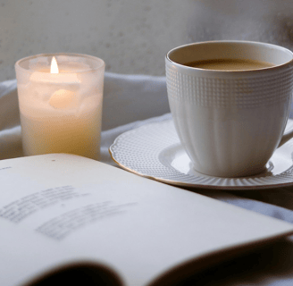 Libro abierto con citas inspiradoras y elementos que invitan a la reflexión