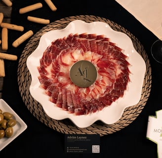 Plato de jamón cortado por Adrián Laynez