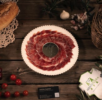 Plato de jamón cortado por Adrián Laynez