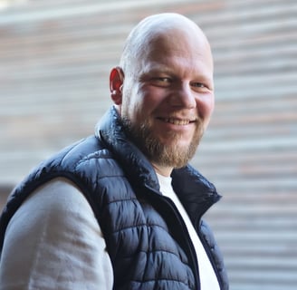 Porträt von Bausachverständigem Sebastian Merkl  Experte für Abdichtung, Feuchtigkeit und Bauschäden