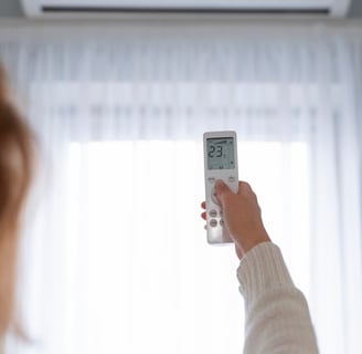 Femme à Rennes qui utilise sa climatisation avant été chaud en Bretagne