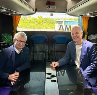 Autobuses especiales para VIPs y conferencias. Movenbus te los consigue.