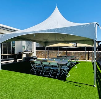Carpa blanca para evento, con sillas, mesas, el paso diamond events