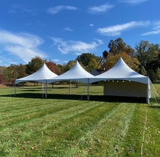 Carpa 20x60 high peak para eventos, sobre el pasto