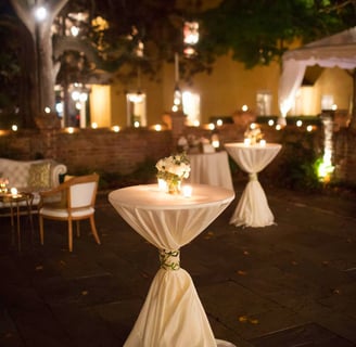 Mesas de coctel en un evento nocturno, en el paso diamond events