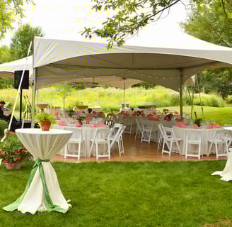 Carpas 20x40 con sillas, mesas redondas, y mesas de coctel