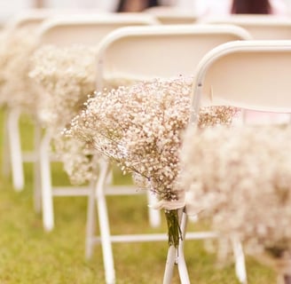 Sillas para boda decoradas con flores