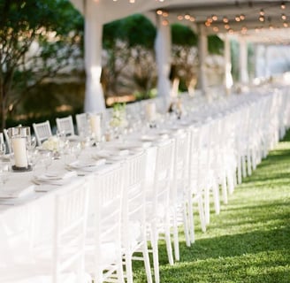Sillas y mesas decoradas debajo de carpas el paso diamond events