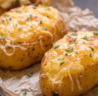 Batata recheada com queijo bacon ao forno