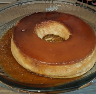Pudim de leite condensado com calda de açúcar.
