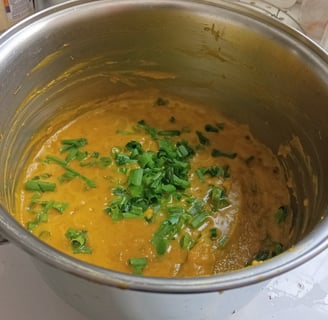 Panela de  Purê de abóbora moranga com cebolinha picada decorando