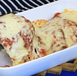 Bife a parmegiana empanado com molho queijo e presunto 