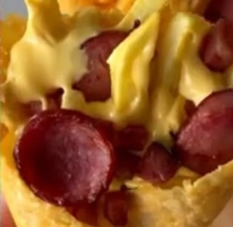 Cone de batata recheado com queijo cheddar-derretido, pedaços-crocantes de bacon e calabresa-saboros