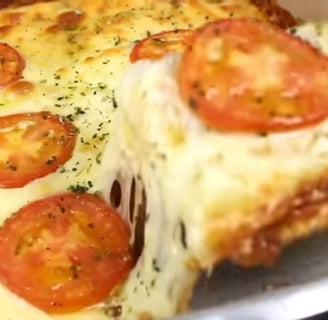Pizza de pão de forma, quentinha, recém tirada do forno, coberta de azeite e orégano e com queijo de