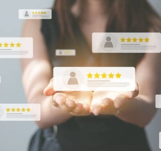 une femme présente différentes étiquettes avec des avis clients 5 étoiles