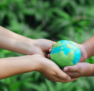2 kinderen die een wereldbol vasthouden en milieuvriendelijkheid uitbeelden