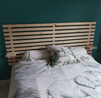 tête de lit bois avec tablettes