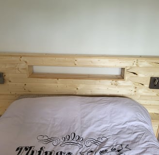 tête de lit bois avec tablettes