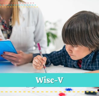 Niño realiza tareas gráficas mientras profesional aplica test cognitivo WISC-V infantil.