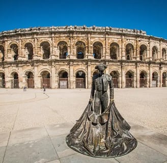 photo des arènes de nimes avec l'equipe solufy agence web a Nimes avec optimisation SEO et SEA