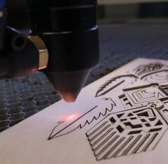 Una máquina de grabado láser en el proceso de cortar de una placa de madera