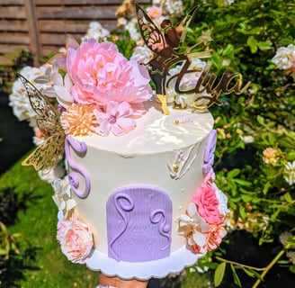 Layer cake fleuri pour anniversaire enfant
