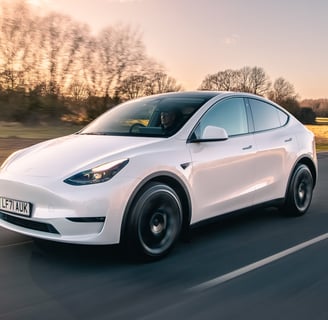 Tesla evita atropellar a un peatón y acaba chocando