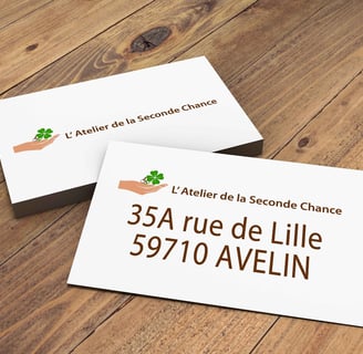 carte de visite recto et verso sur une table en bois