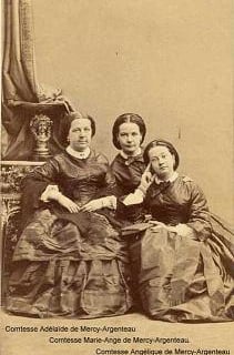 Adélaïde et ses deux filles, Marie-Ange et Angélique.