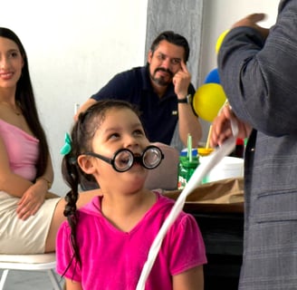 Interaccion con publico mientras el mago Eduardo Aviña realiza su show de magia infantil
