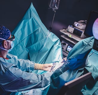 urologo effettuando un intervento endoscopico