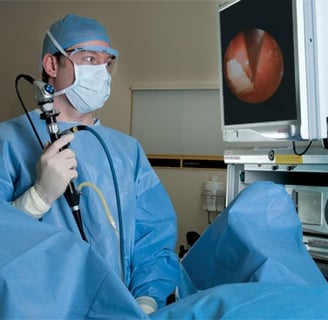 urologo effettuando una cistoscopia