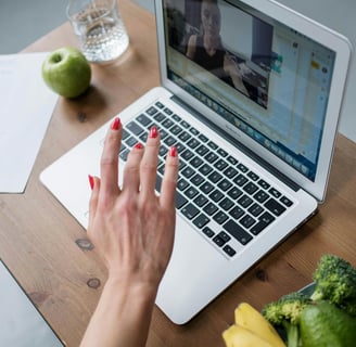 Mano de mujer tecleando una laptop