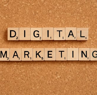 marketing digital écrit avec des lettres de scrabble