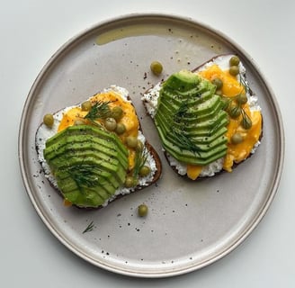Avocado toast em um prato para passar a reflexão de que será que faz mal comer ovos todos os dias 