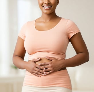Mulher com a mão na sua gordura abdominal pensando nas estratégias para redução da gordura abdominal