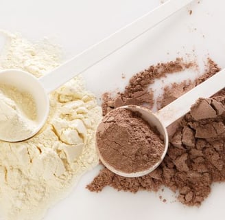 Imagem de Whey e proteína vegetal representando qual escolha é melhor para você