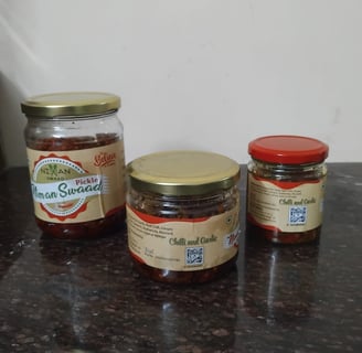 A fusion of Garlic, Raw Red Chilli and spices.