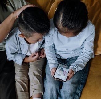 Niños muy pequeños haciendo uso del telefono movil