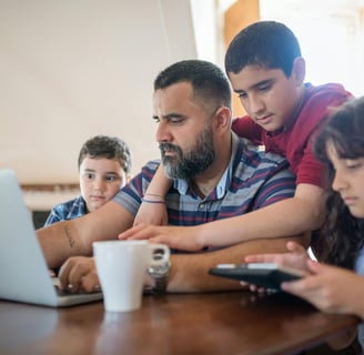 padre con hijos utilizando pantallas de forma responsable