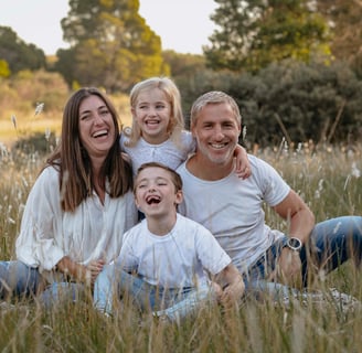 Familia feliz en el campo 