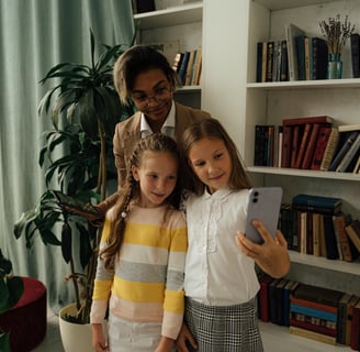 Niñas haciendose un selfie con una señora mas mayor 