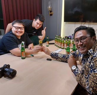 Berfoto bersama dengan Steven Ndut dan Andy Sugar saat diundang membuat podcast bersama.
